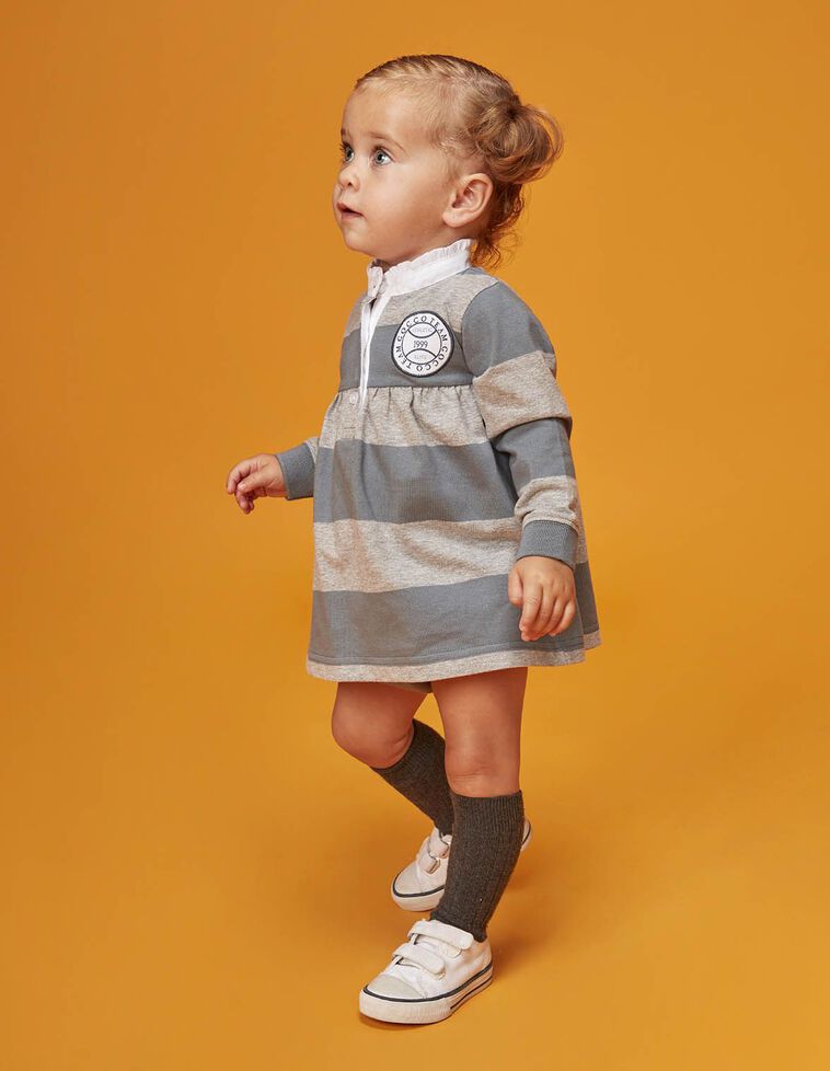 Vestido polo gris de rayas con parche