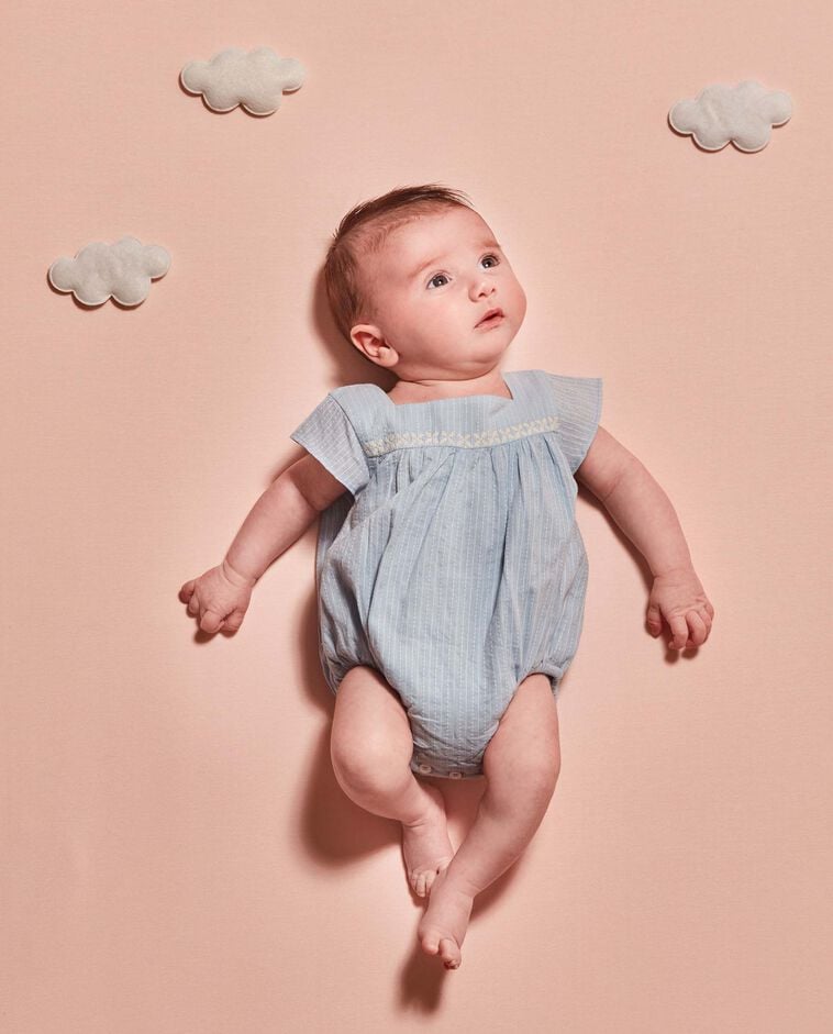 Ranita con bordados azul claro