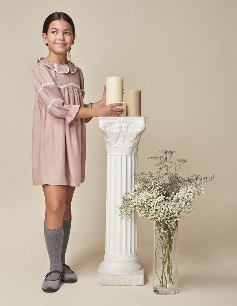 Vestido con tiras bordadas lila