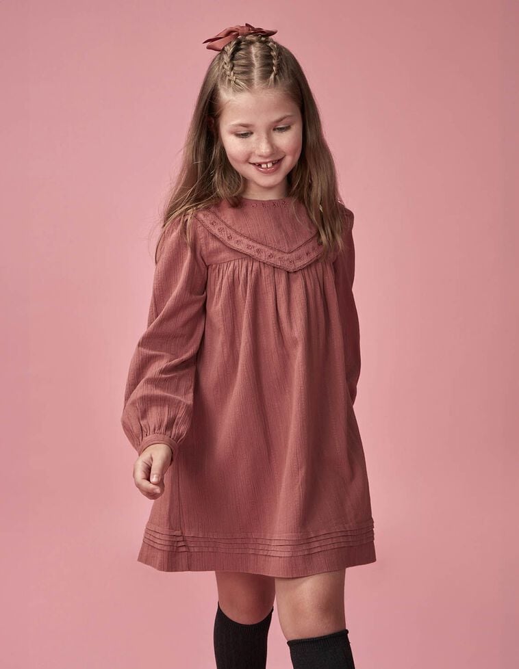 Vestido con cuello babero y jaretas en bajo rosa