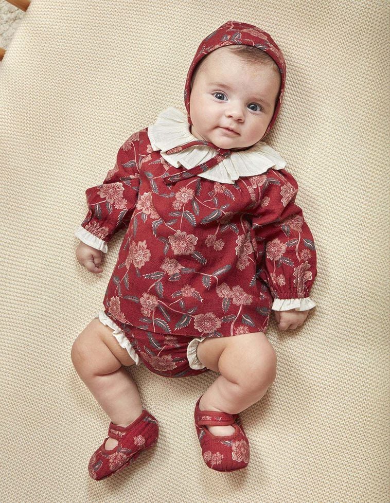 Vestido estampado con volante granate