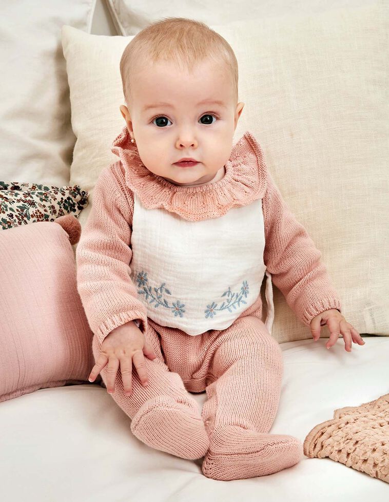 Pelele con cuello volante con calados rosa