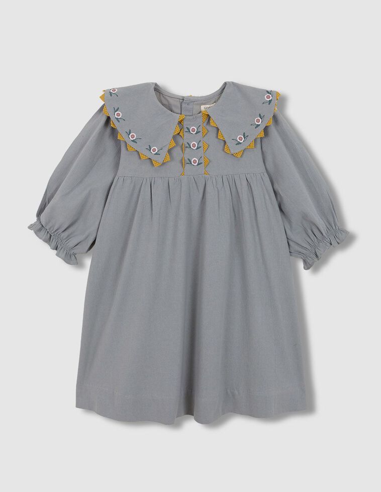 Vestido con cuellos pico bordados azul