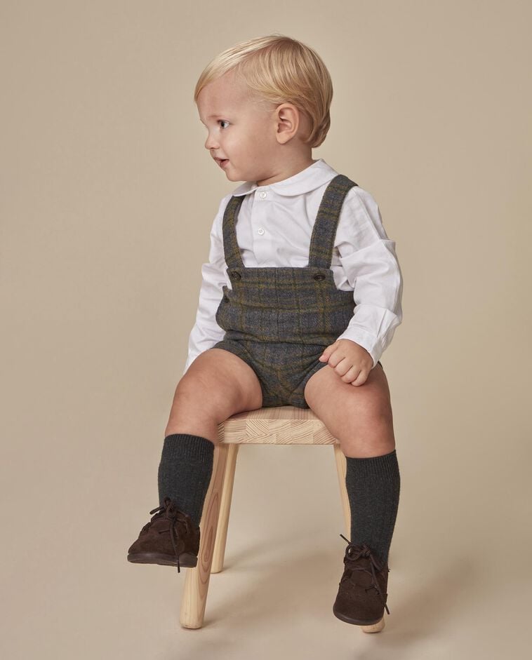 Pantal&oacute;n corto de cuadros con tirantes gris beb&eacute;