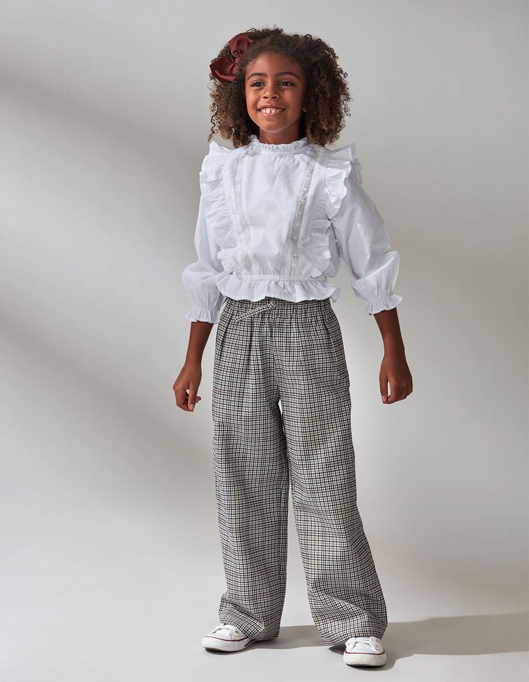Camisa romántica con tiras bordadas