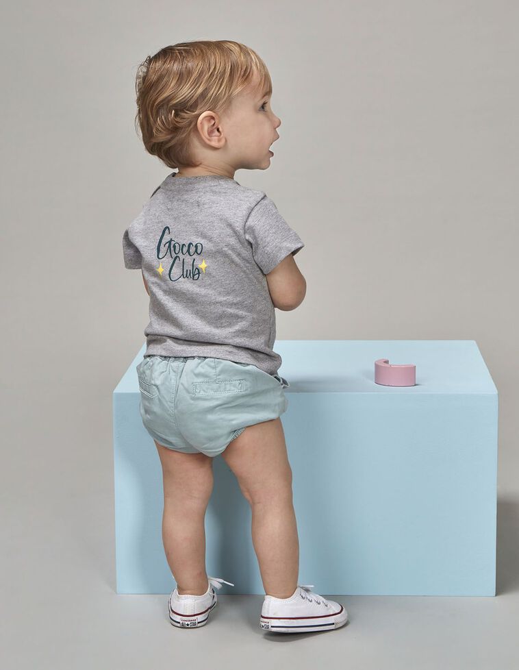 Camiseta con print gris