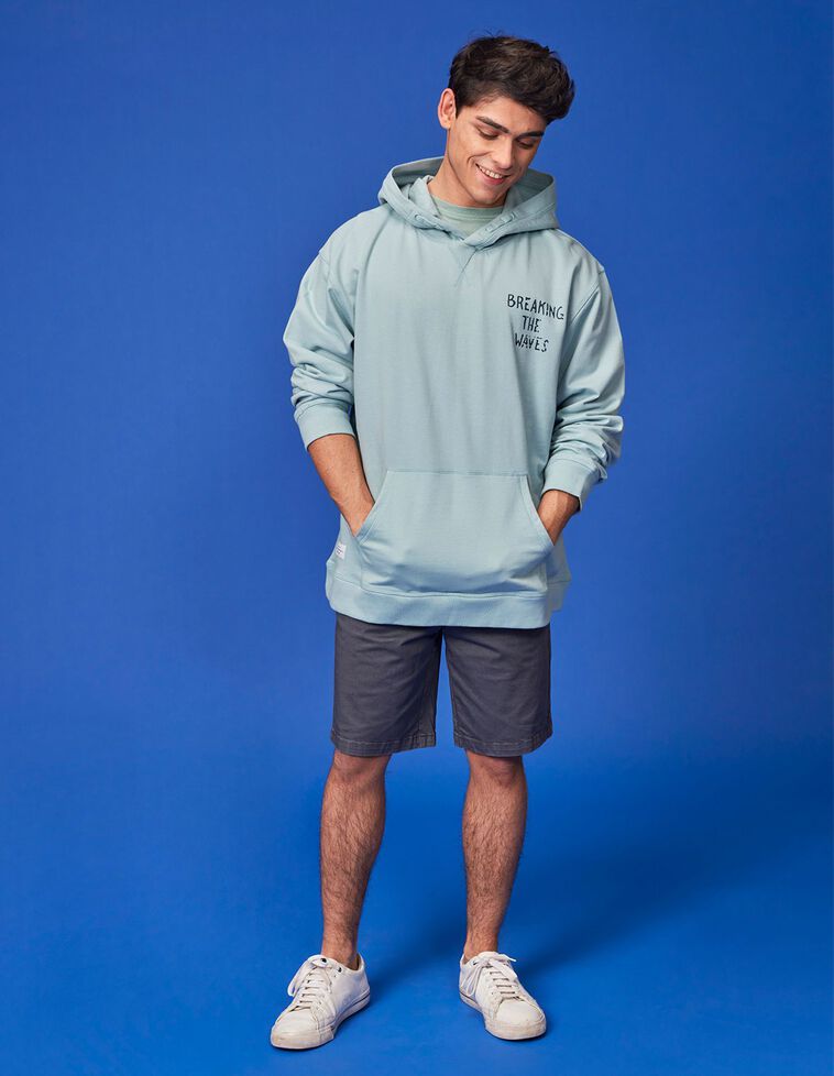 Sudadera de color azul con estampado 