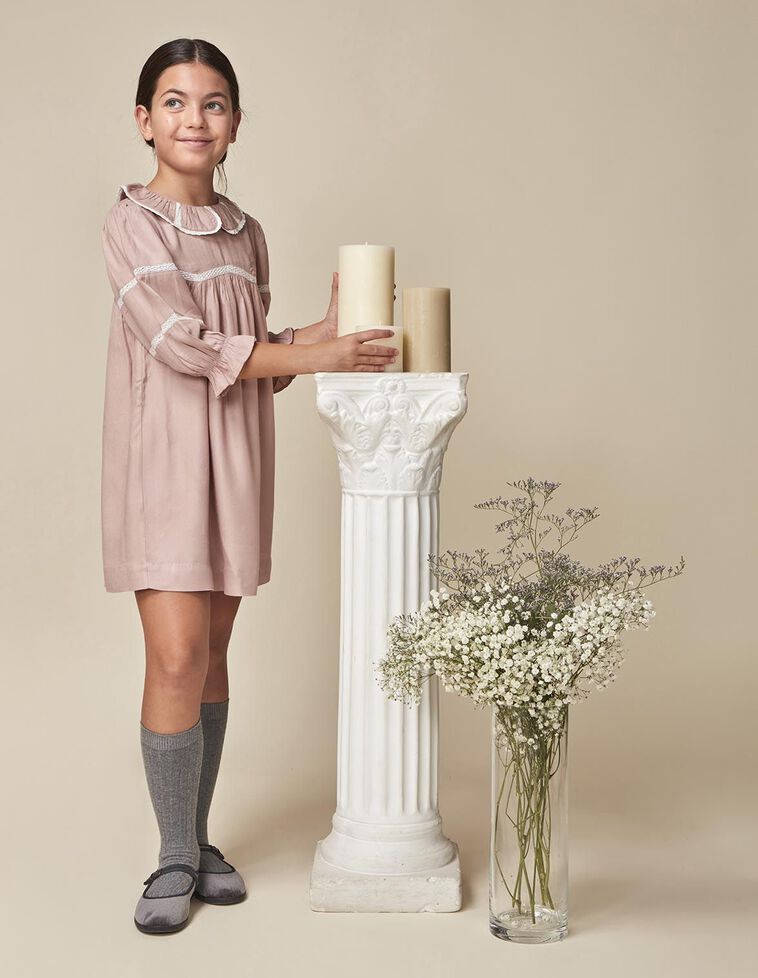 Vestido con tiras bordadas lila