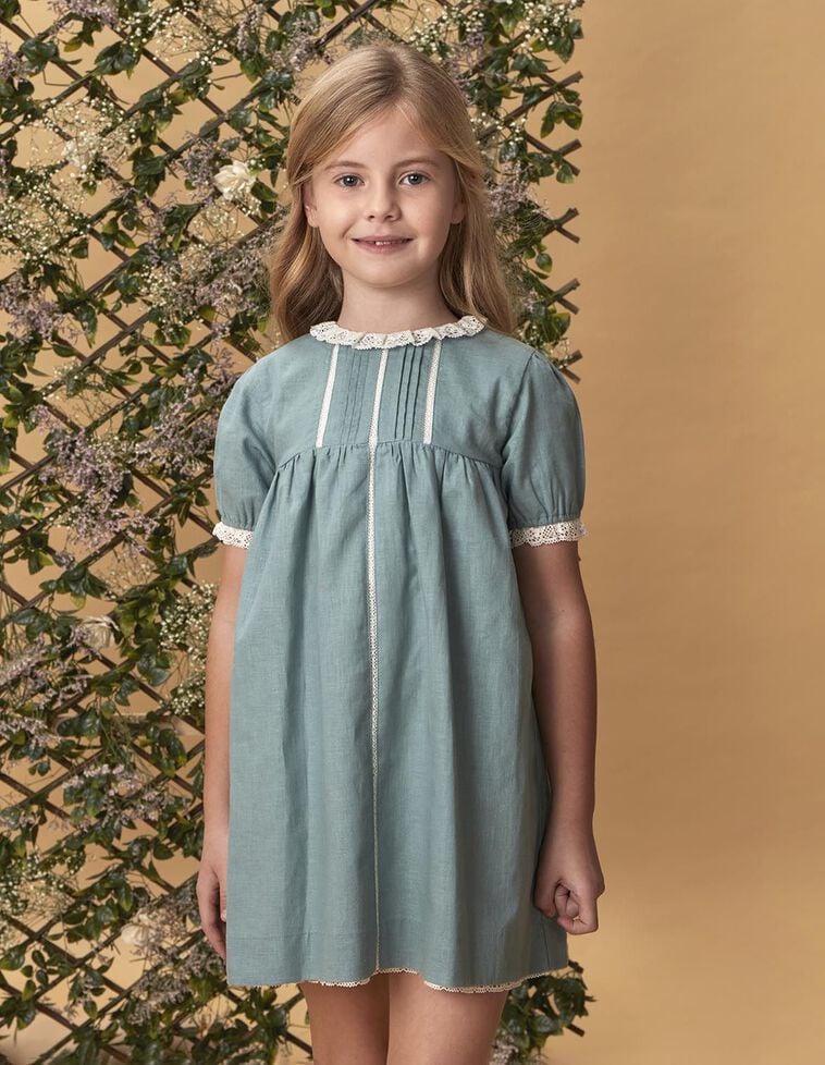 Vestido con lino y  tiras bordadas verde