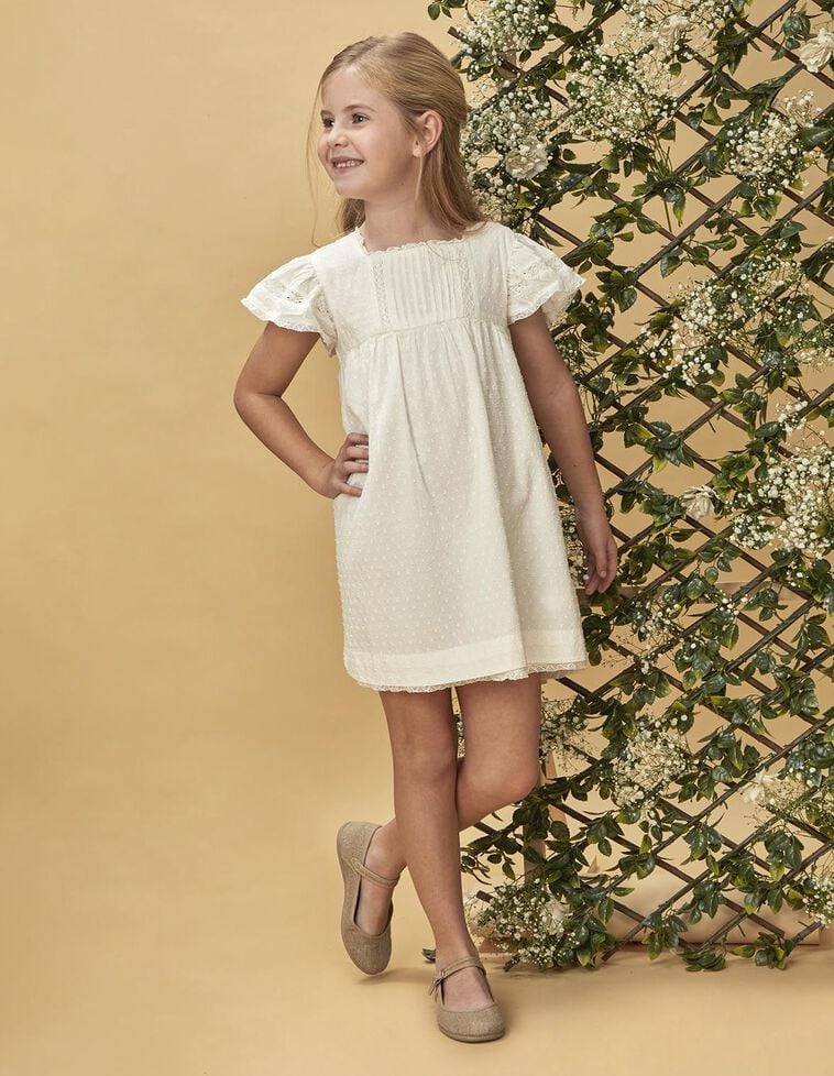 Vestido con jaretas y tiras bordadas blanco