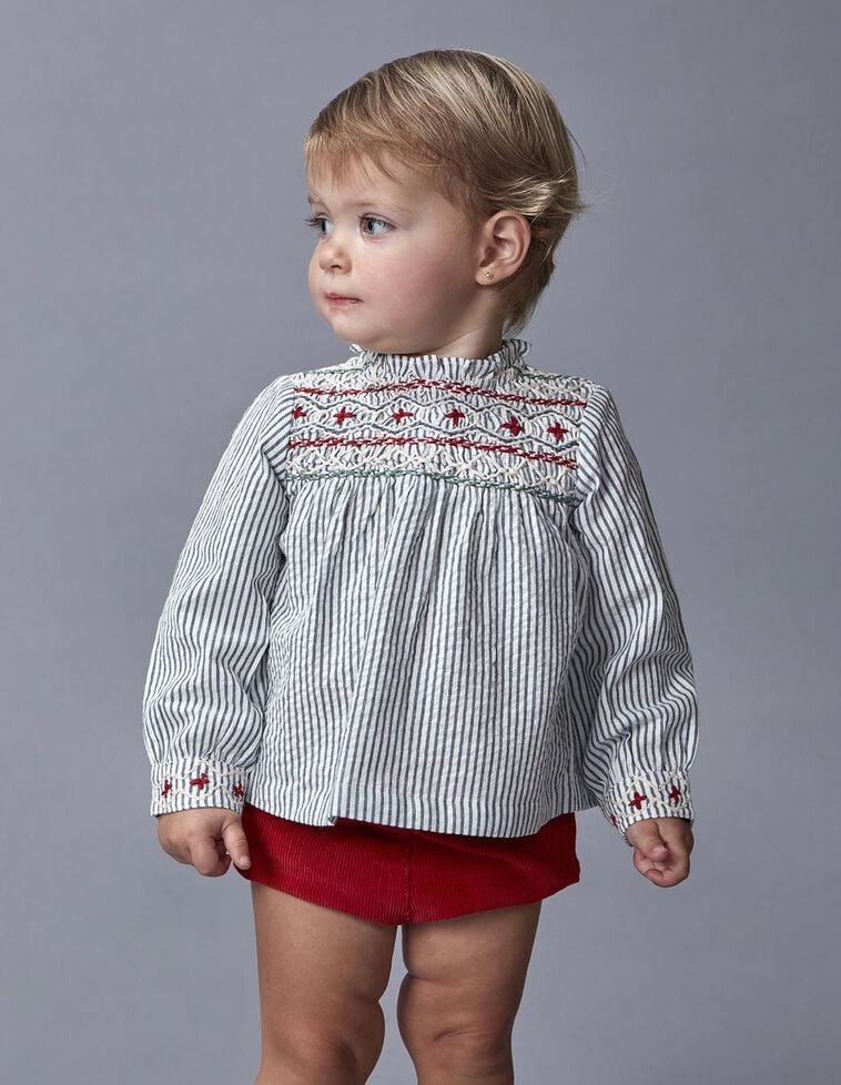 Blusa con nido de abeja a mano azul claro