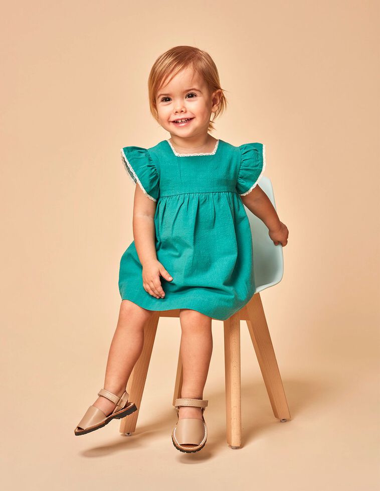 Vestido verde con tira bordada a contraste en blanco
