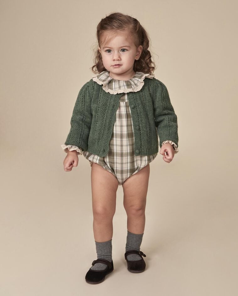 Chaqueta con calados verde beb&eacute;