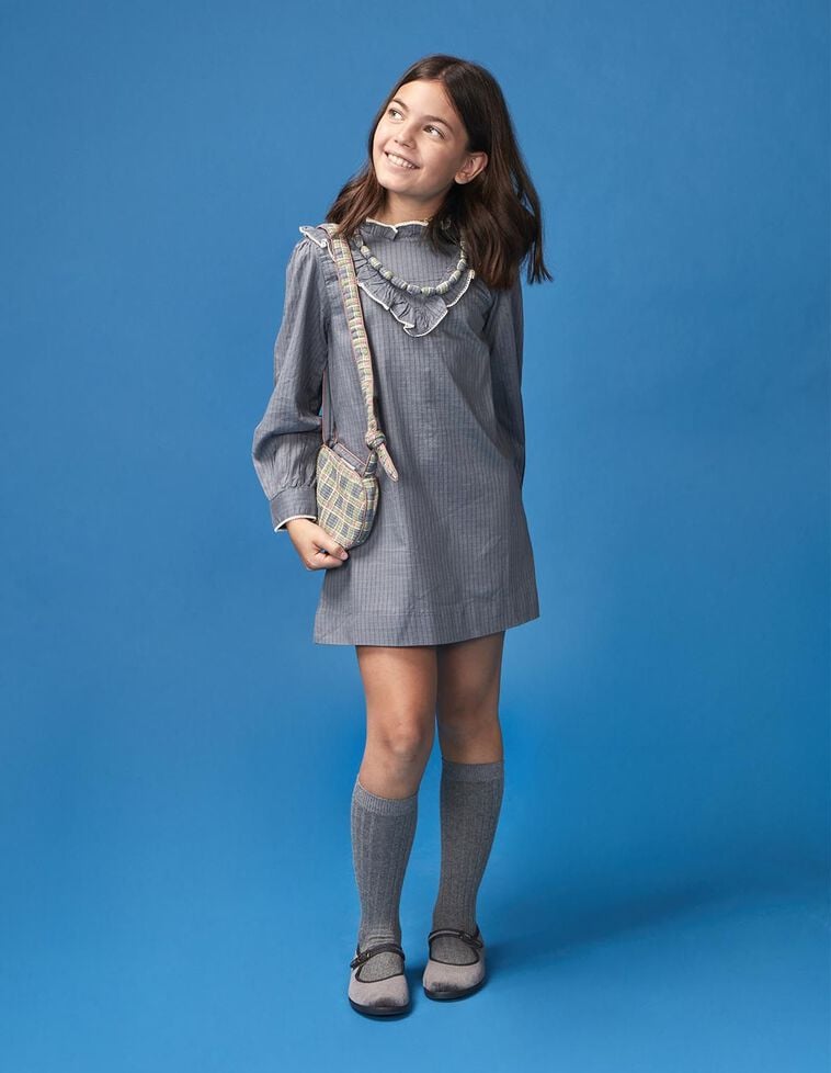 Vestido azul con volante y cuello alto Vestido azul con volante y cuello alto