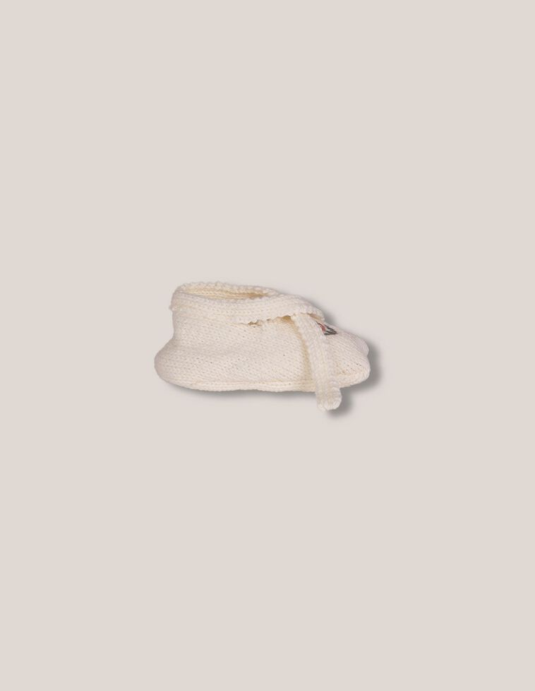 Patuco con bordados crudo