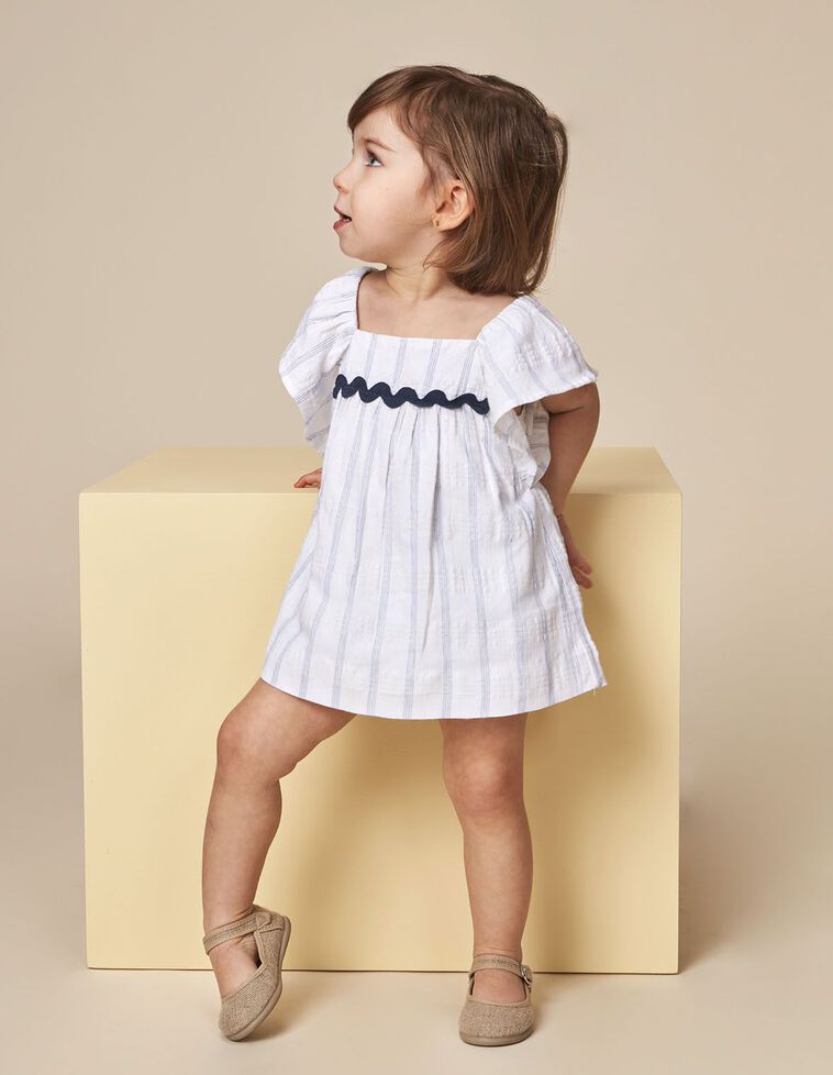 Vestido de rayas con detalle de ondas blanco