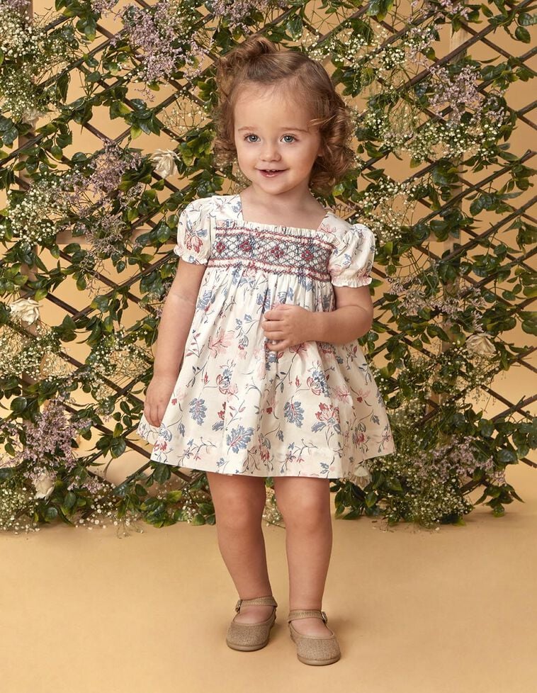 Vestido blanco de flores con nido de abeja a mano