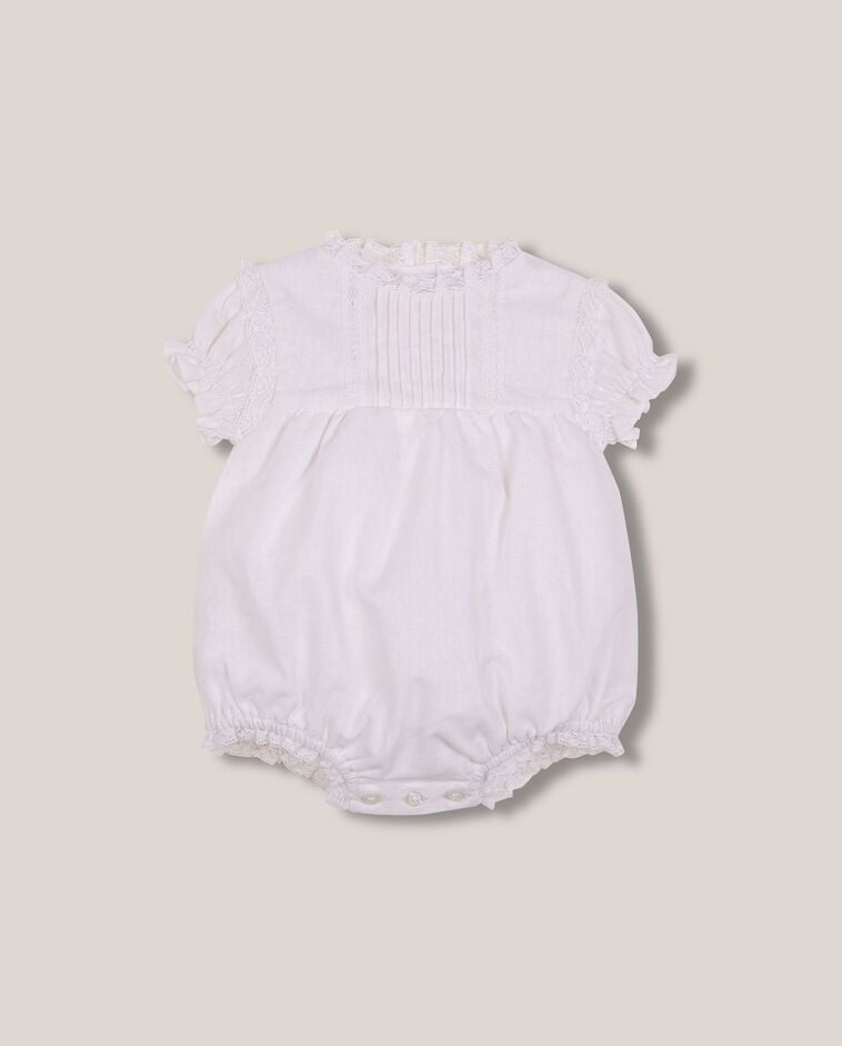 Ranita de lino con tiras de encaje blanco