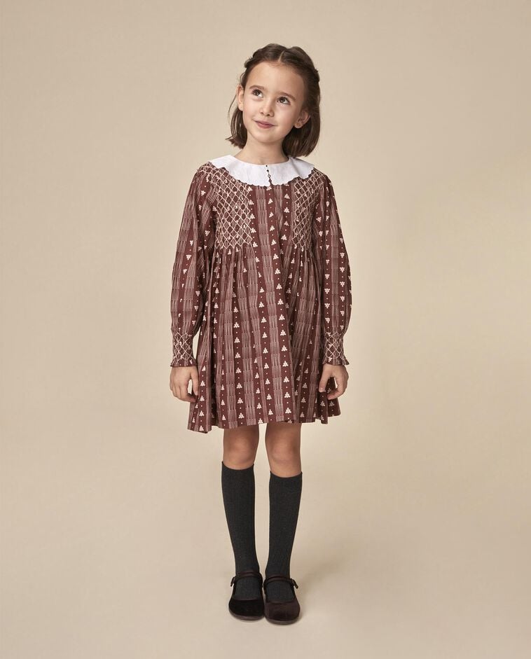 Vestido nido de abeja y cuello con ondas marr&oacute;n ni&ntilde;a