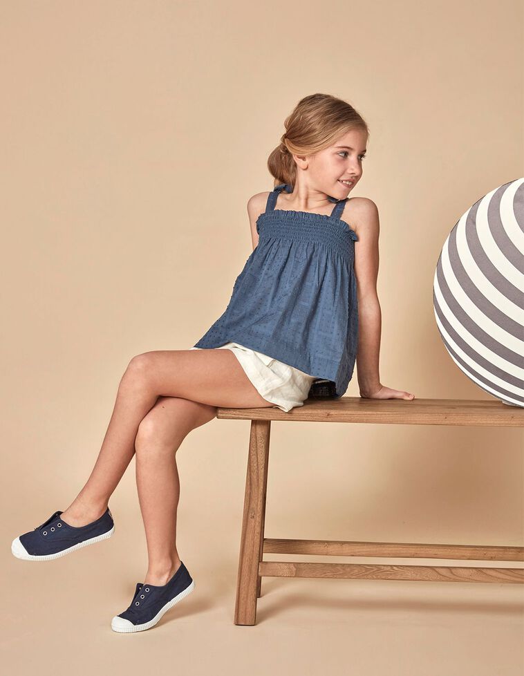 Blusa de plumeti azul con engomado en el pecho 