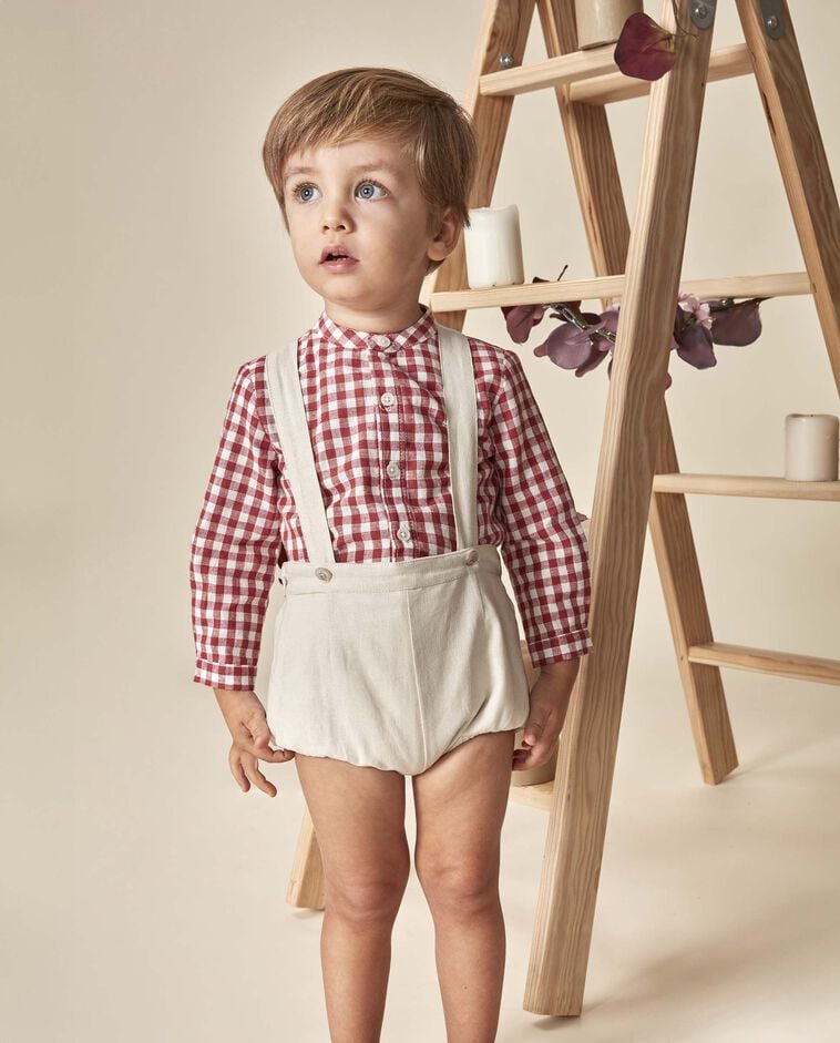 Pantal&oacute;n corto de lino con tirantes piedra