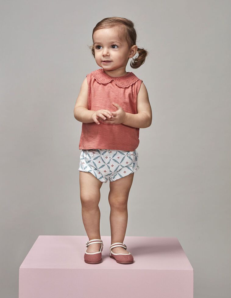 pantalón corto con estampado de ramitas blanco