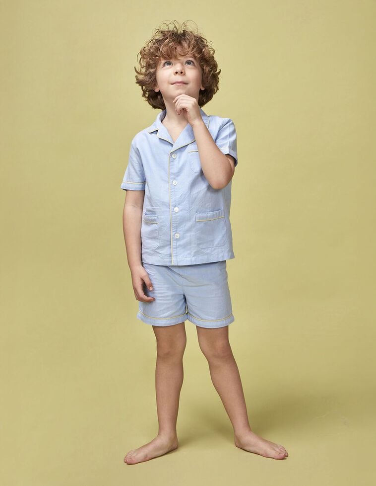 Pijama azul claro con detalles amarillos