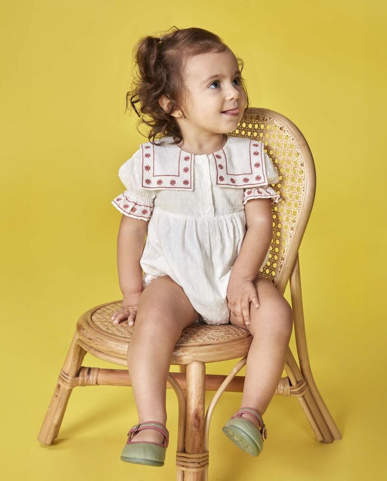 Ranita con bordados a contraste blanco