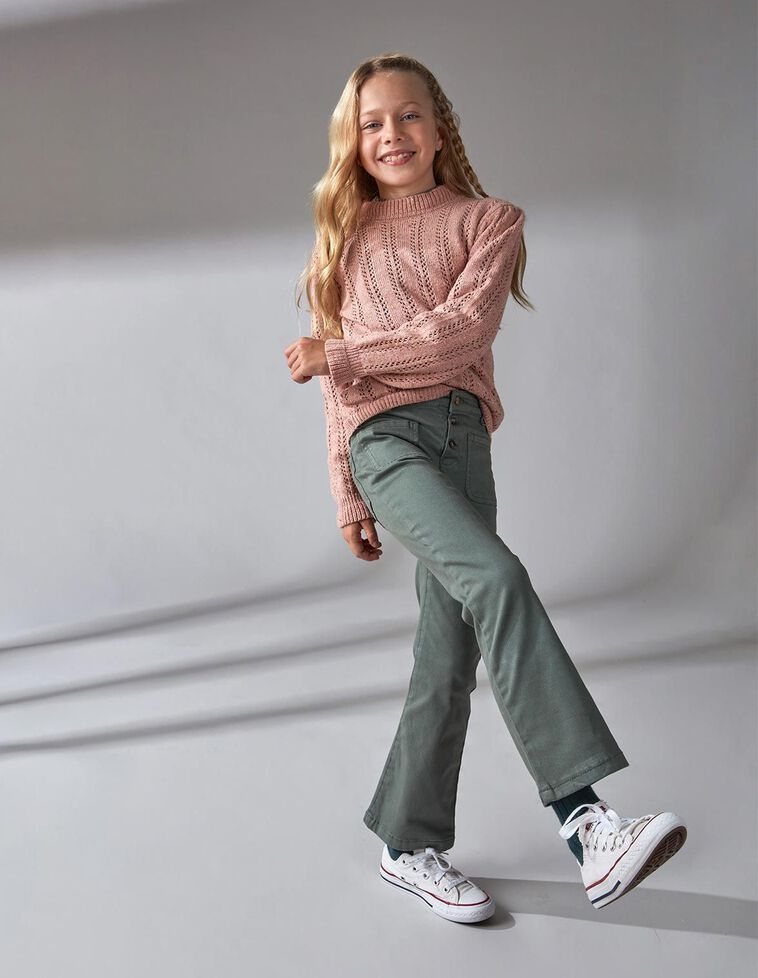 Pantalón flare con bolsillos plastón