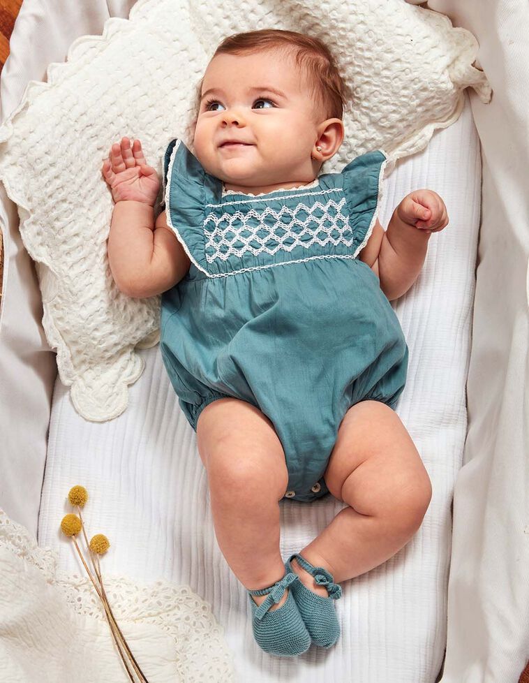 Ranita con smock azul claro