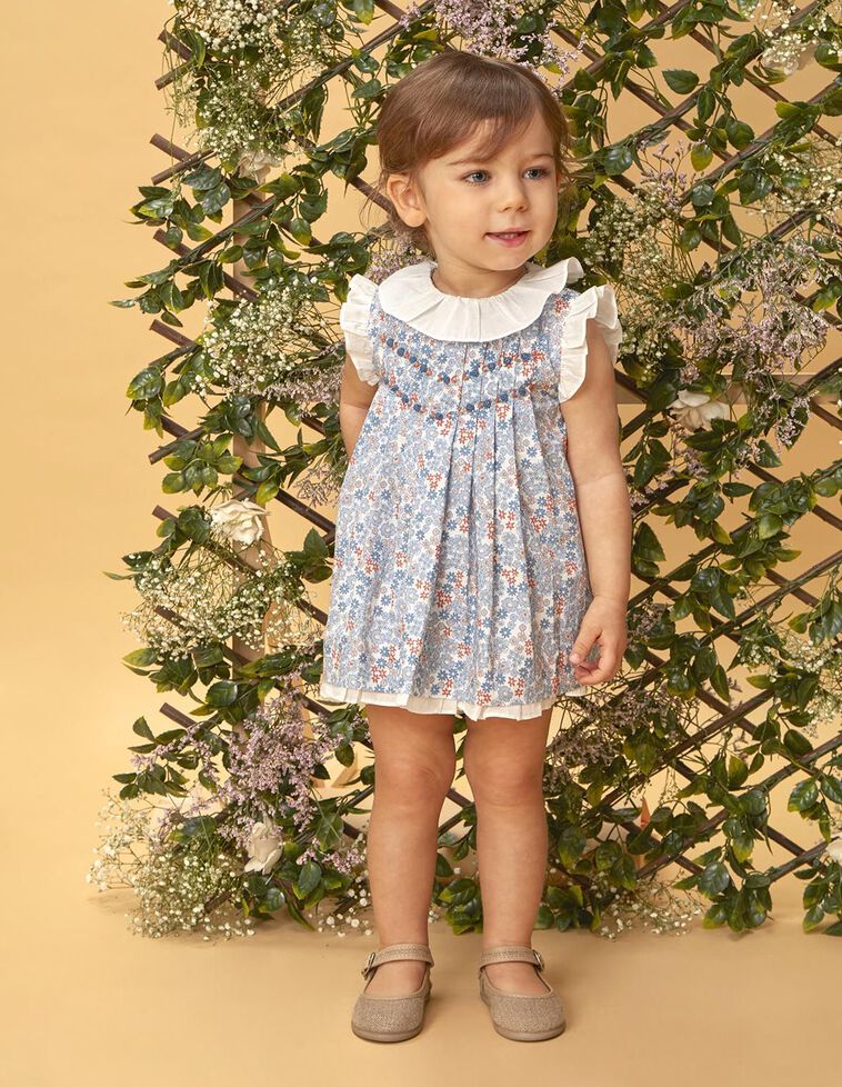 Vestido de florecitas con nido de abeja a mano azul claro