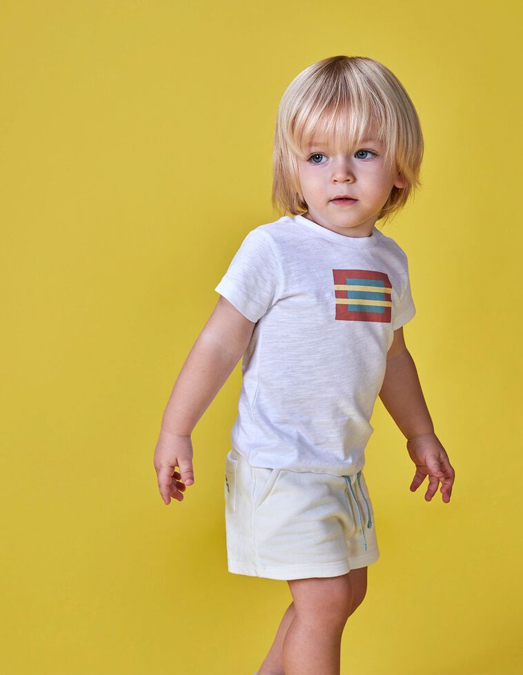 Camiseta blanca con estampado de bandera