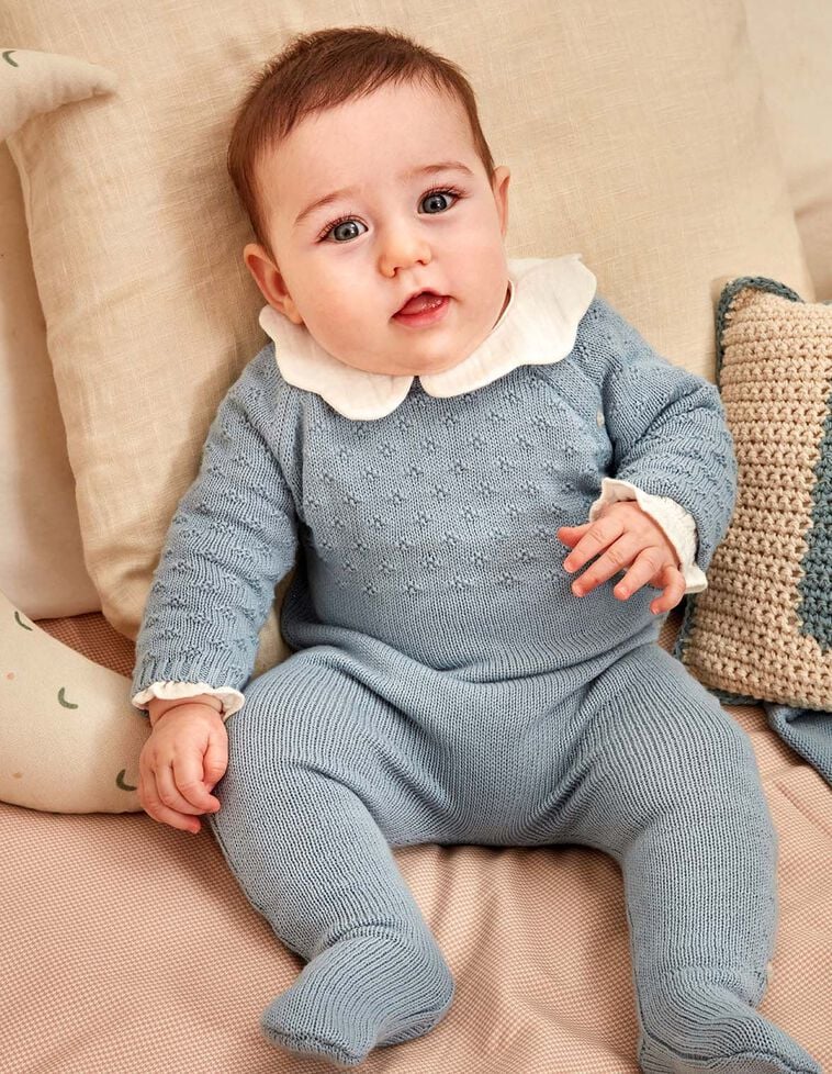 Pelele con calados azul claro
