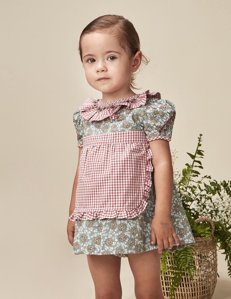 Vestido con delantal verde oscuro