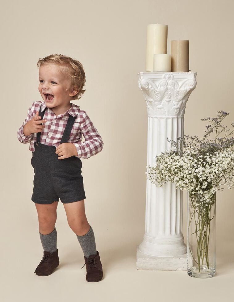 Pantalón corto con tirantes en franela gris