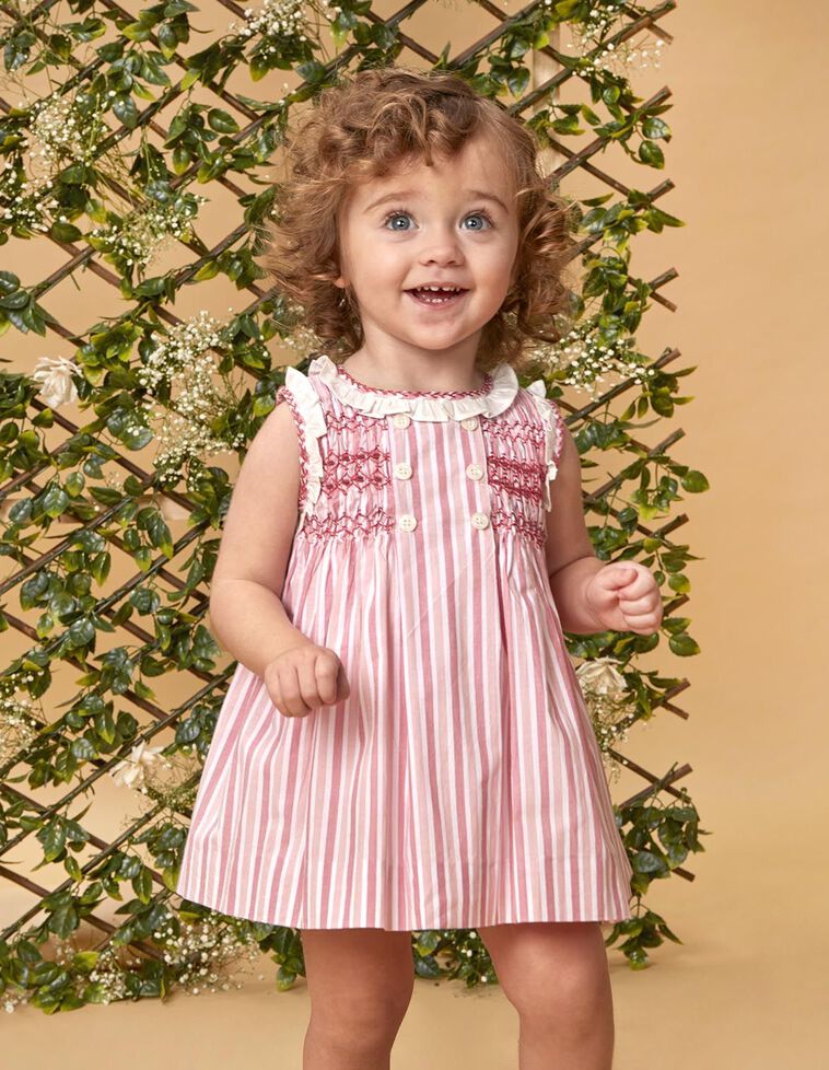 Vestido de rayas con nido de abeja a mano y volantes rosas