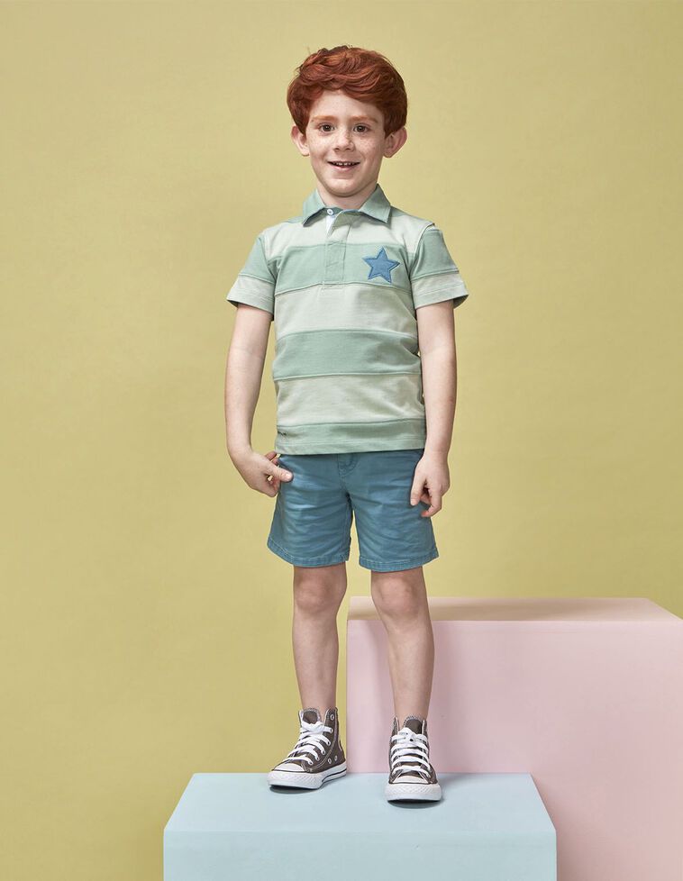 Polo de rayas con estrella verde