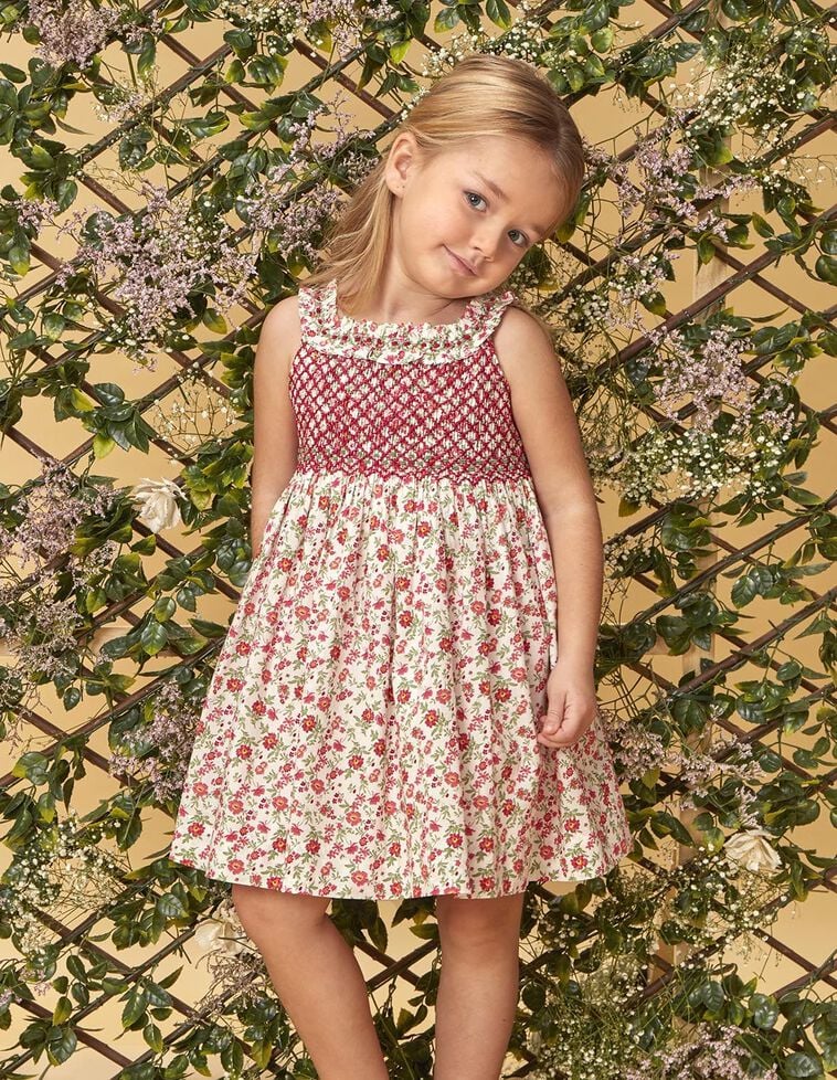 Vestido de flores con nido de abeja a mano y volante blanco