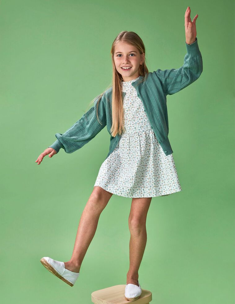 Chaqueta verde con calados 