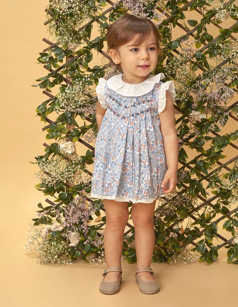 Vestido de florecitas con nido de abeja a mano azul claro