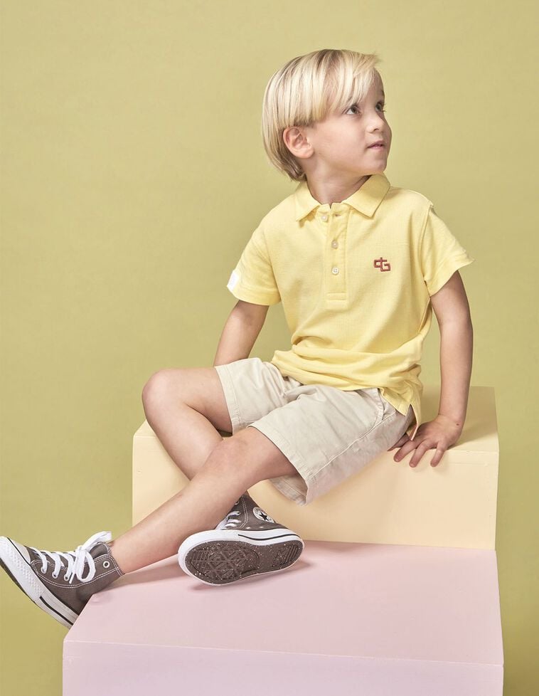 Polo detalles contraste amarillo