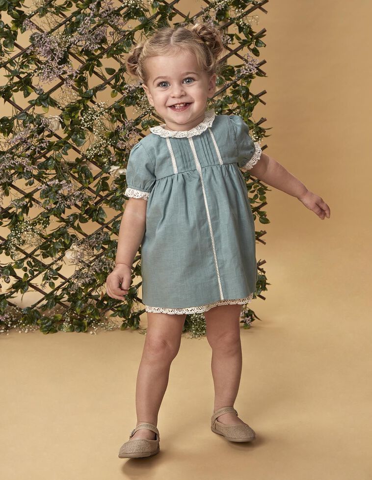 Vestido con lino y tiras bordadas verde