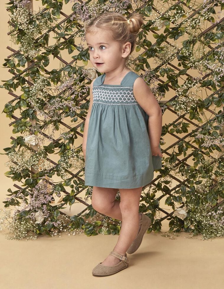 Vestido de popelin con nido de abeja en azul claro