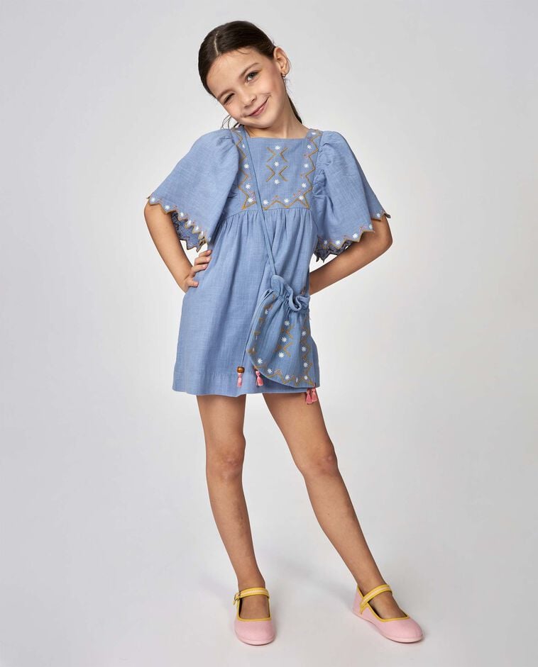 Vestido con bordados azul claro