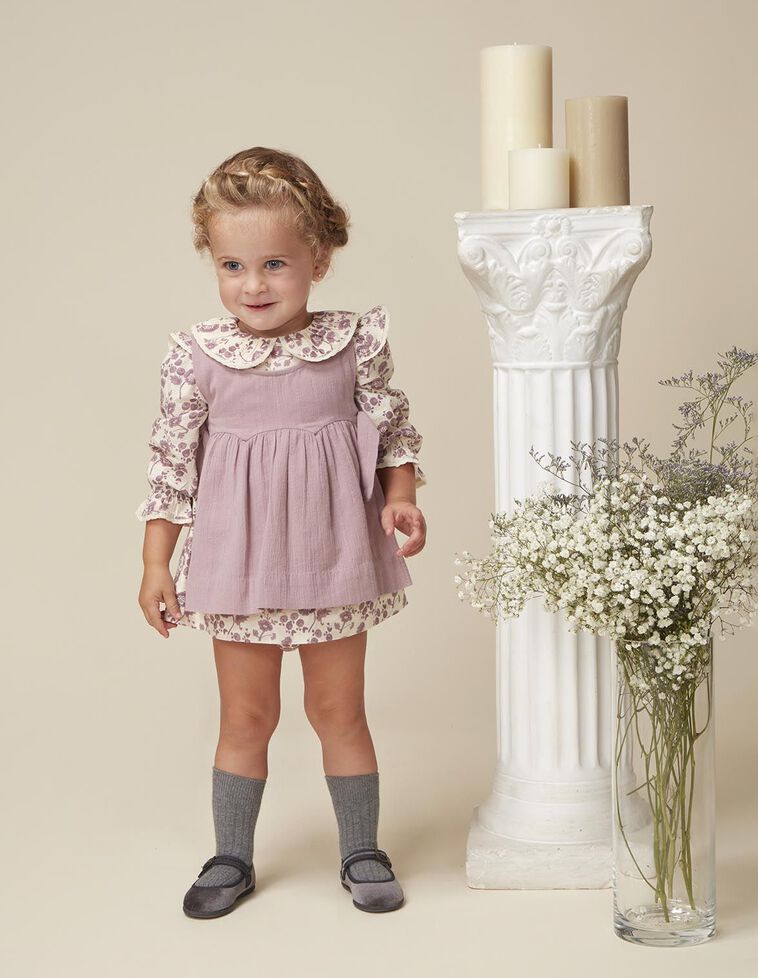 Conjunto vestido con delantal y capota Conjunto vestido con delantal y capota