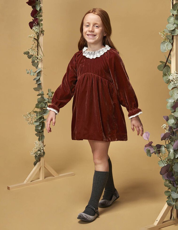 Vestido terciopelo rojo con tira bordada en cuello y puños