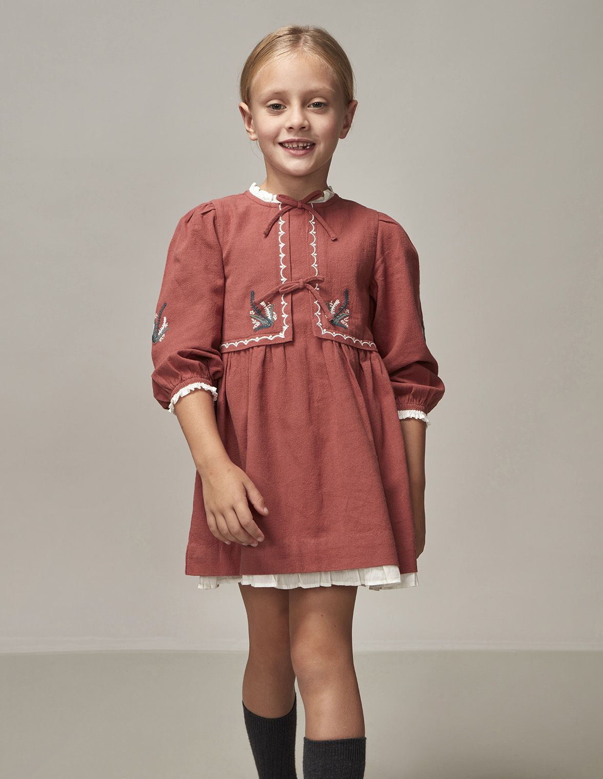 Vestido con flores bordadas rosa viejo oscuro Ni a Gocco