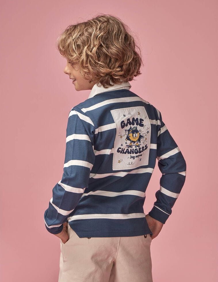 Polo de rayas con parche gráfico azul