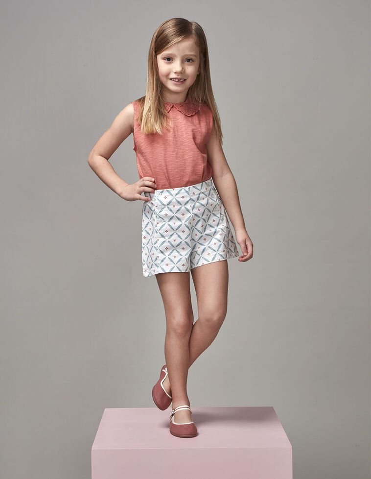pantalón corto con estampado de ramitas blanco