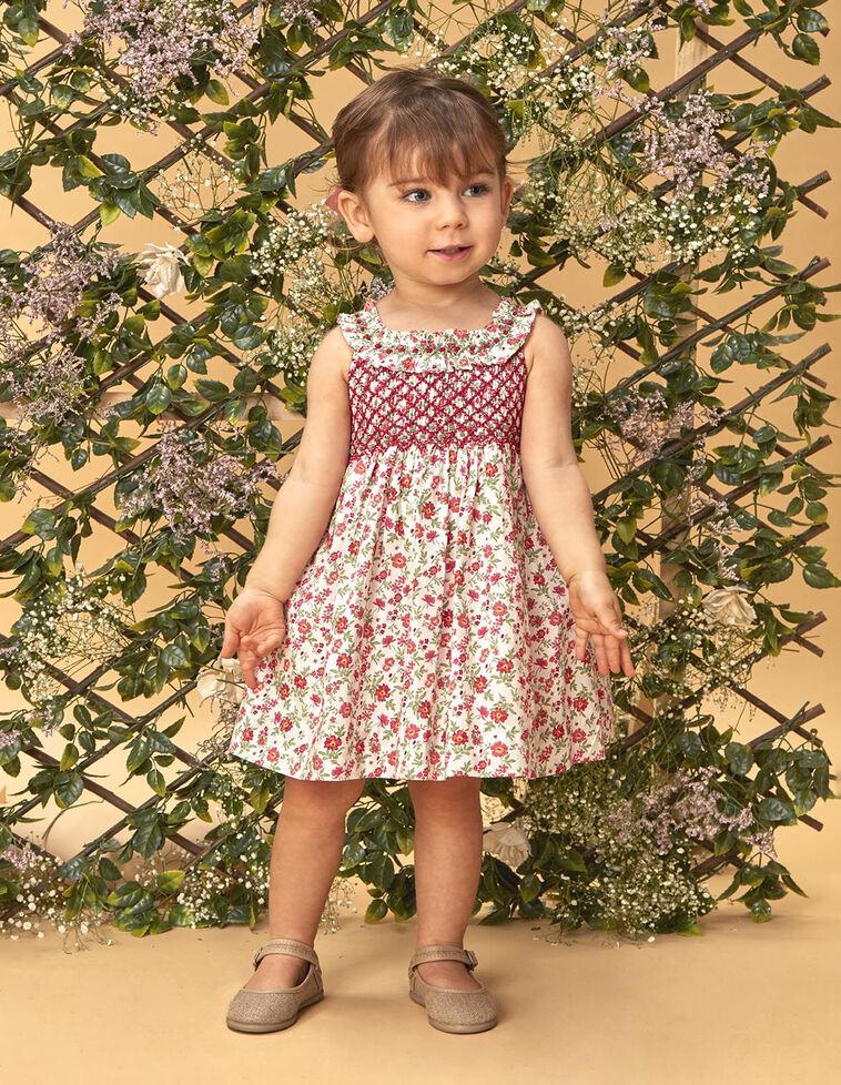 Vestido blanco de flores con nido de abeja a mano
